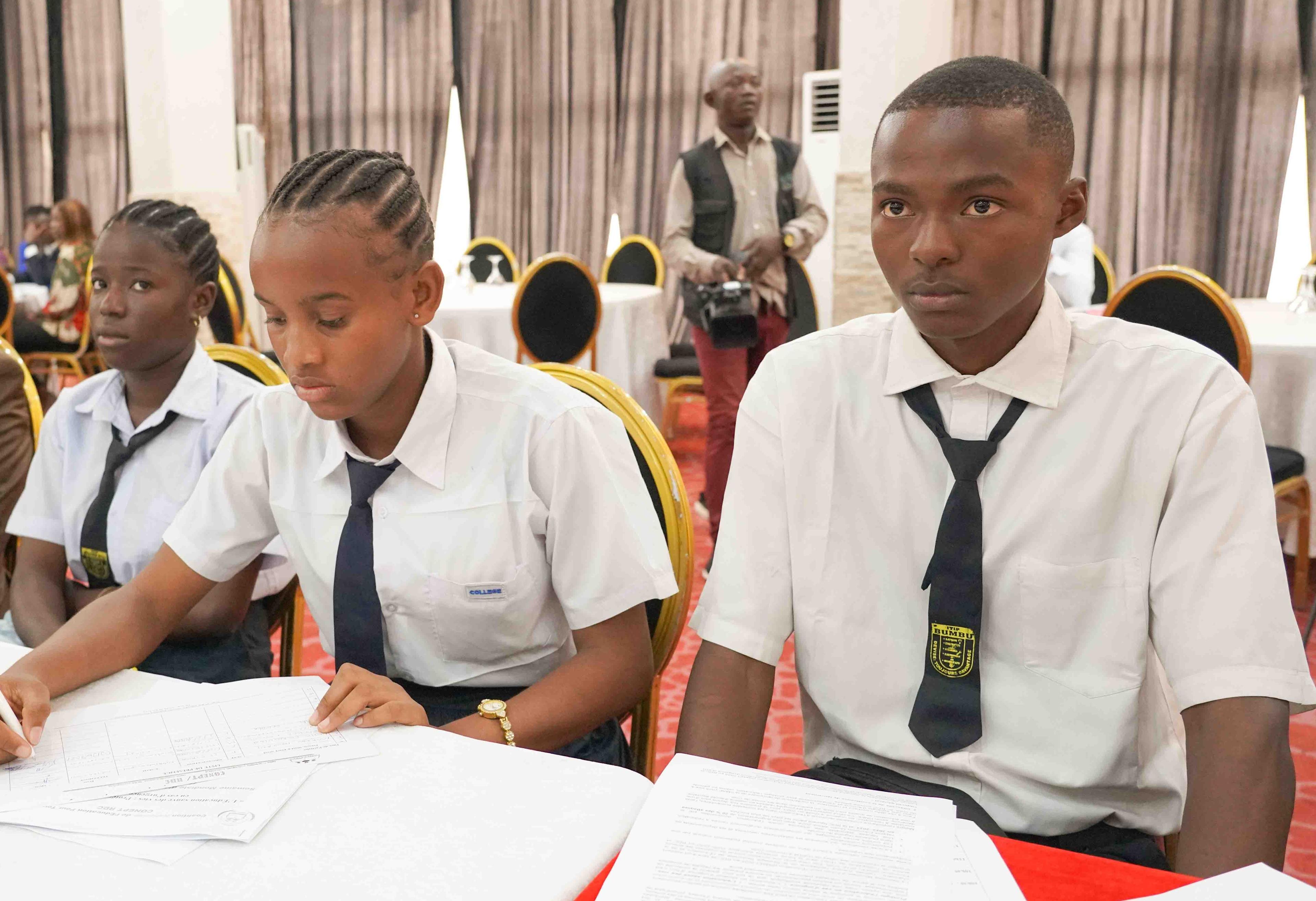Élèves du primaire concentrés en classe