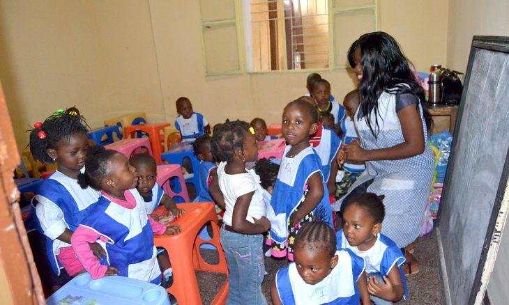Enfants en classe maternelle apprenant et jouant